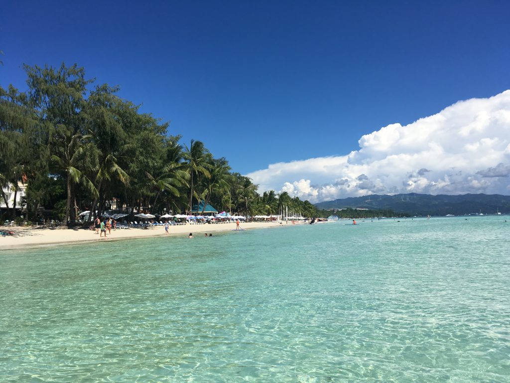 フィリピン ボラカイ島にある透き通る海を満喫できるホワイトビーチ ワールドワイドあっちこっち