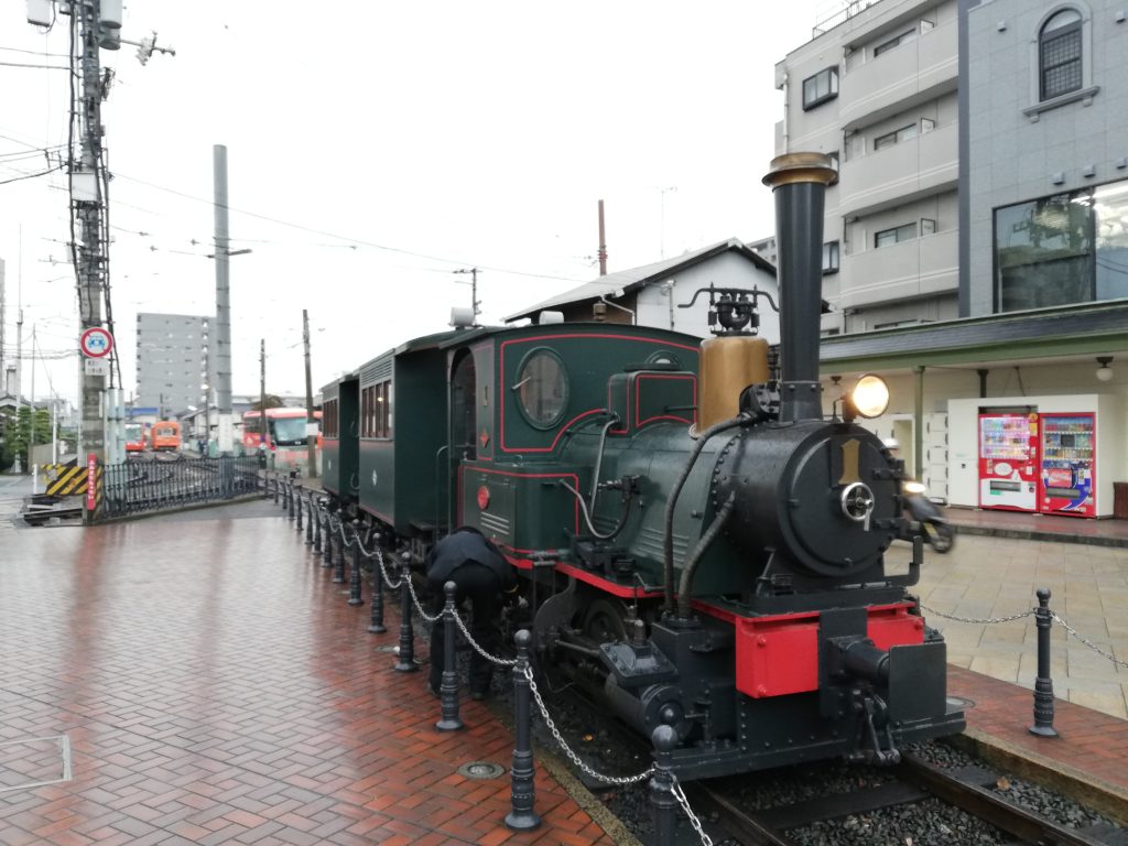 愛媛県、道後温泉を巡る坊ちゃん列車