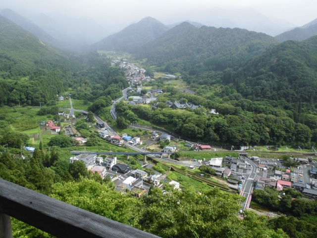 山形県、宝珠山立石寺の五大堂からの眺め